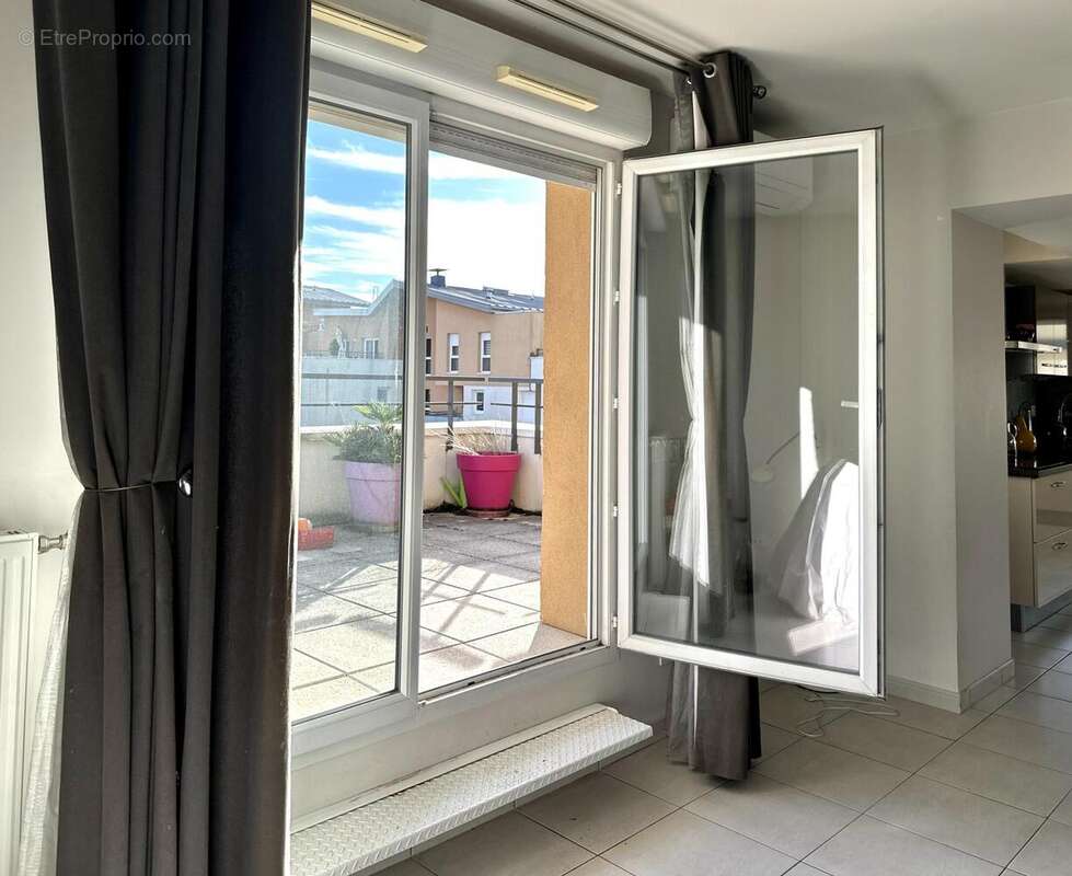 Photo 2 - Appartement à DECINES-CHARPIEU