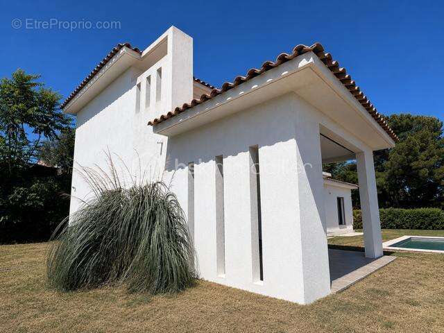 SANARY-SUR-MER – Villa d'architecte 2017 – 129 m² – Piscine – 3 suites – Terrain plat 800 m² - photo 3