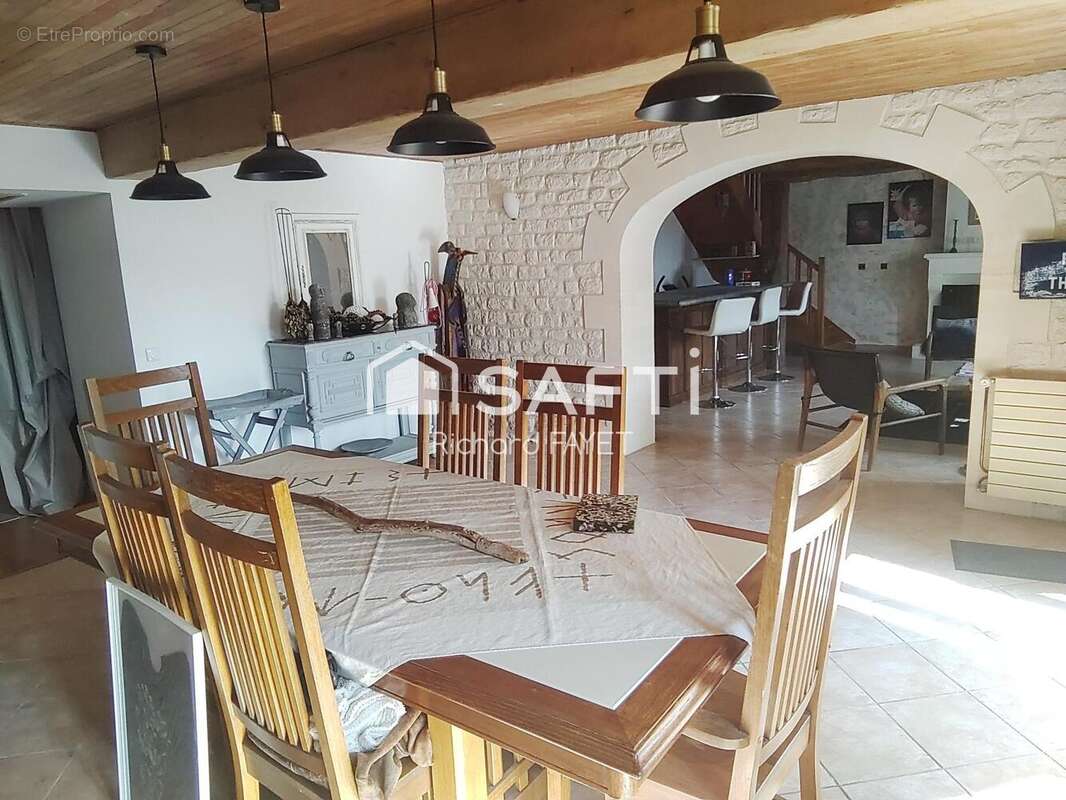 Maison 211 m² à Saint-Genis-De-Saintonge  - photo 2