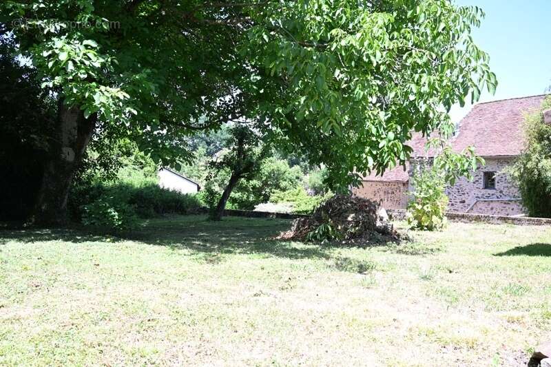 Maison en pierre avec garage située dans le village de Sarrazac - photo 7