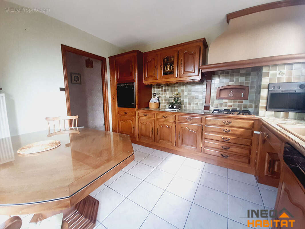 Maison à MONTREUIL-LE-GAST