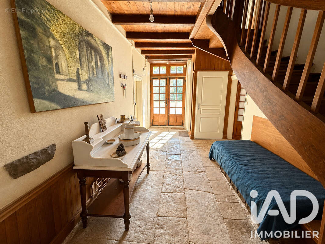 Maison 259 m² à Villiers-Couture  - photo 2