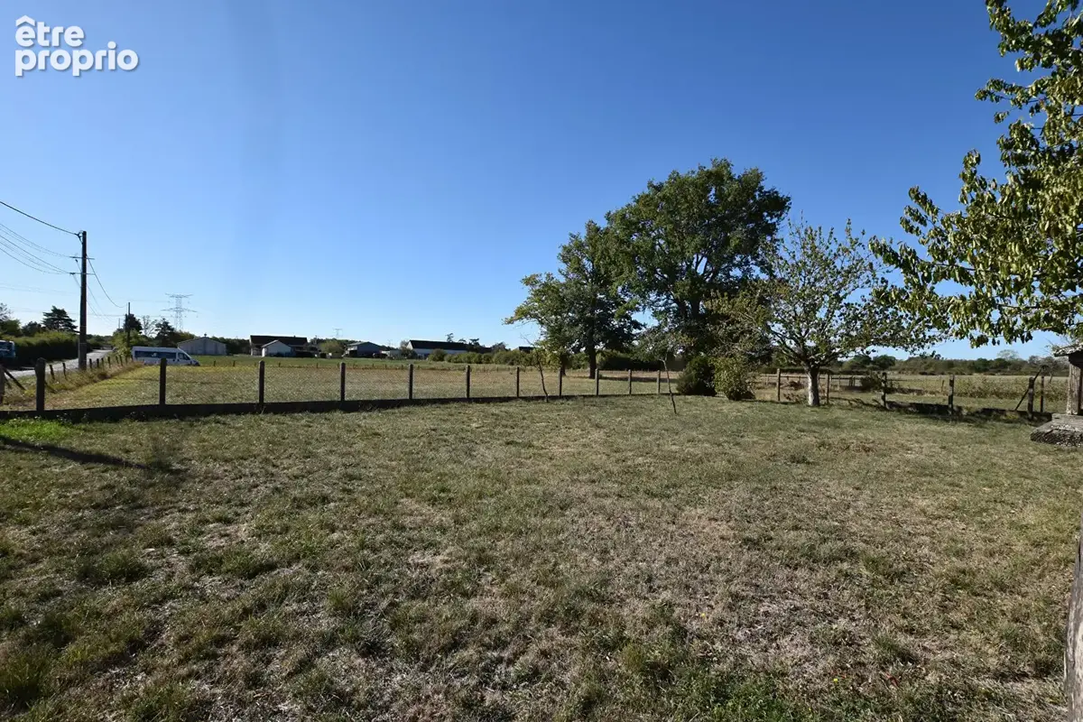 Corps de ferme avec grand terrain et dépendances - photo 14