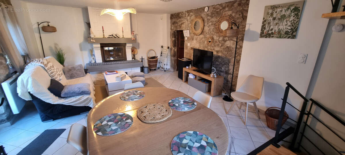 Maison à ENTRAYGUES-SUR-TRUYERE