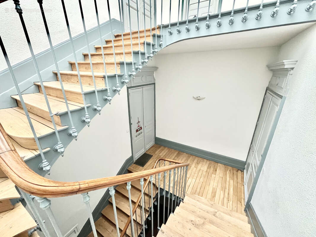 7 pièces de 183 M2 - Centre-ville - 5 chambres - Cuisine équipée - Parking - photo 20