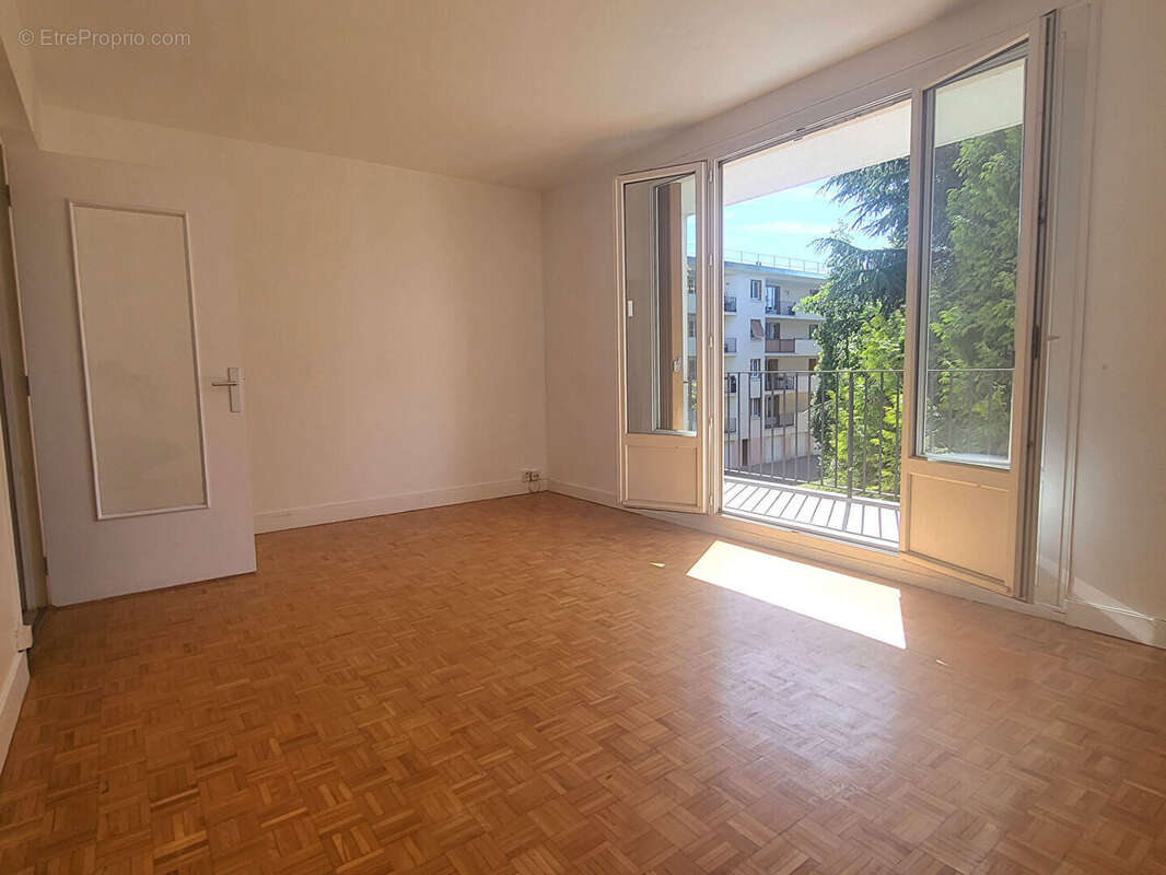 Appartement à LES CLAYES-SOUS-BOIS