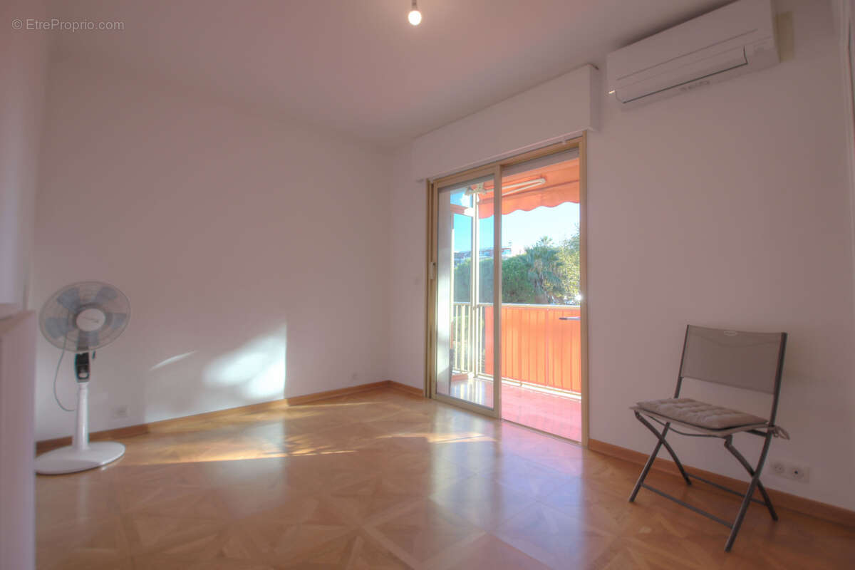 Appartement à SAINT-LAURENT-DU-VAR