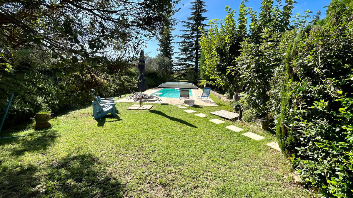 Maison à ENTRAIGUES-SUR-LA-SORGUE