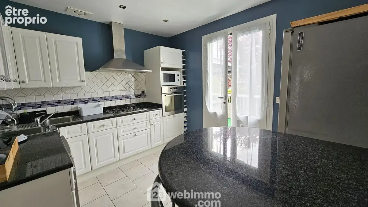 Une cuisine équipée de 10 m².