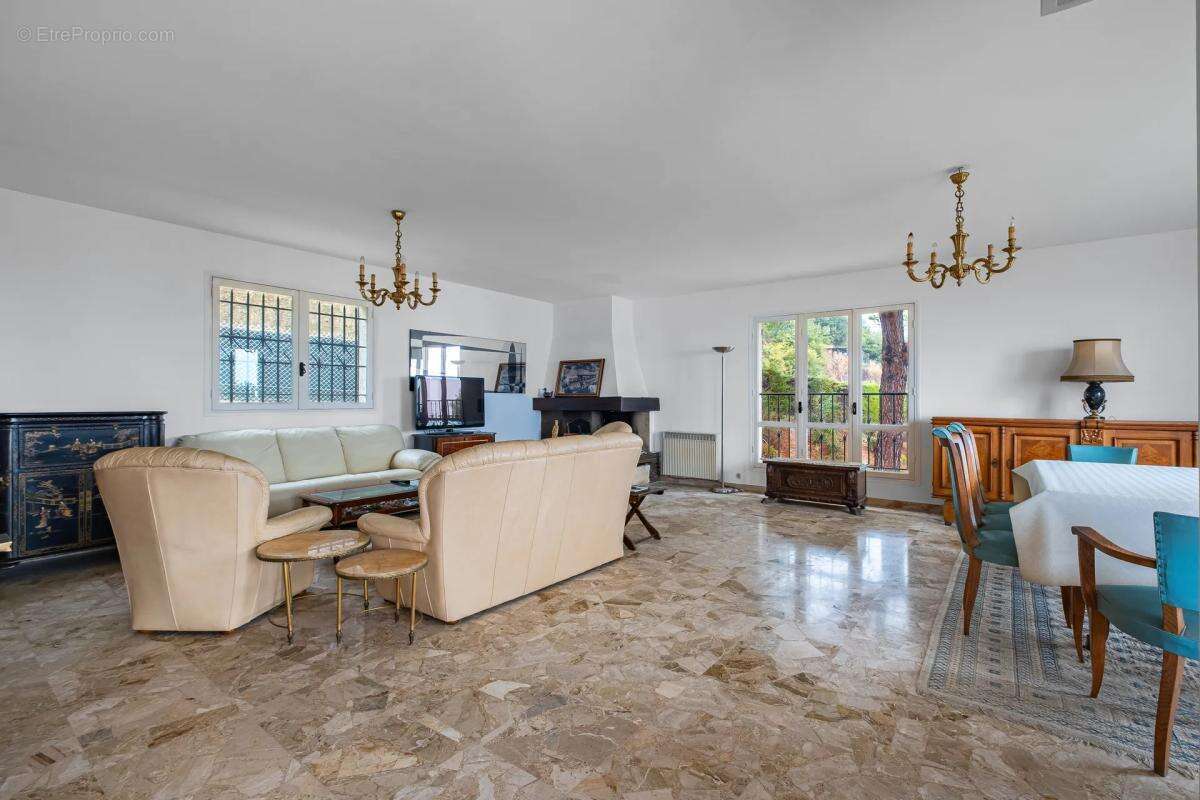 Maison à SAINT-LAURENT-DU-VAR