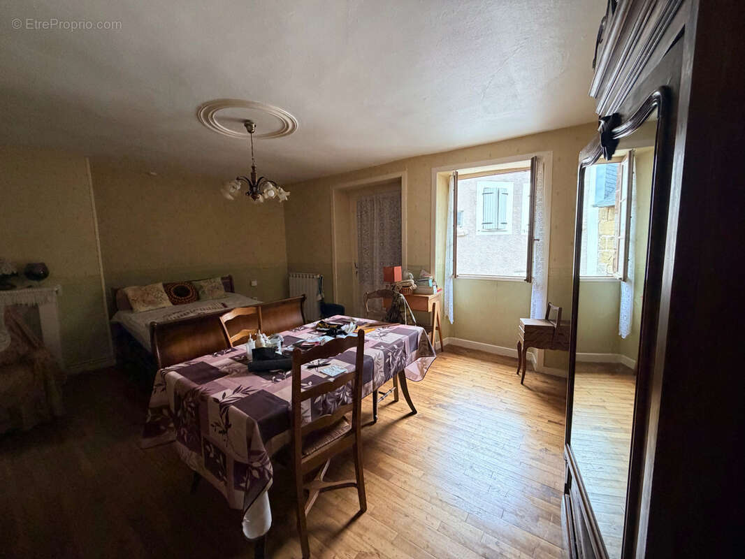 Maison de bourg en pierre avec dépendances - photo 9