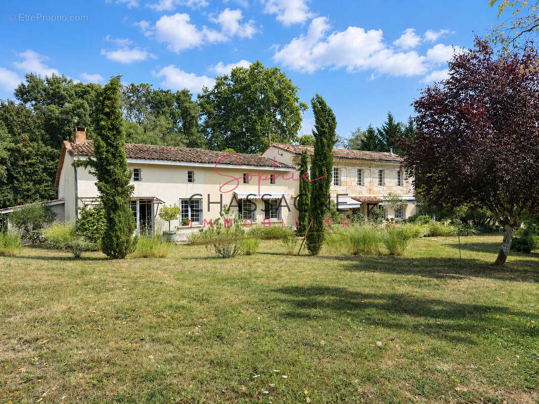 À seulement 30 minutes de Libourne et de Montendre, et 10 minutes de Coutras, découvrez cette authentique mais - photo 3
