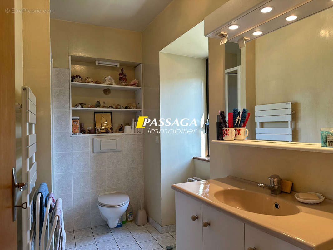A VENDRE - Maison d'habitation avec cour, jardin et studio - BERTHOLENE - photo 18