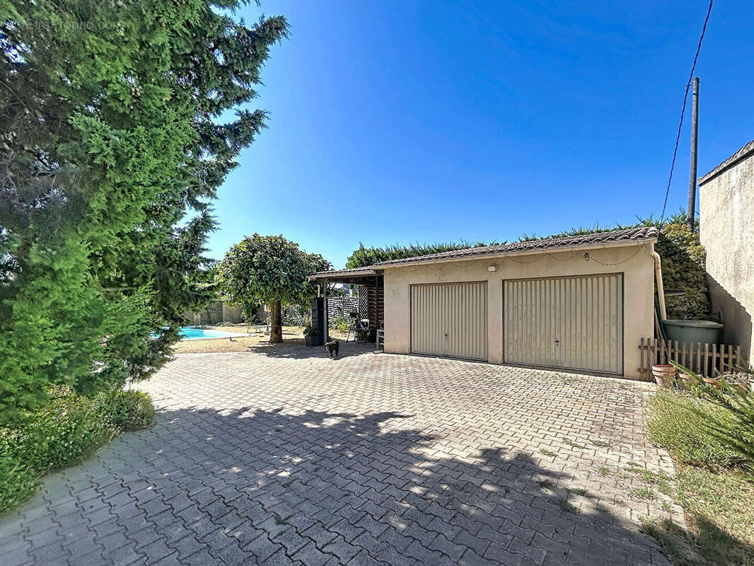 PIOLENC - Maison plain pied, double garage, jardin 1200m² avec piscine - photo 5