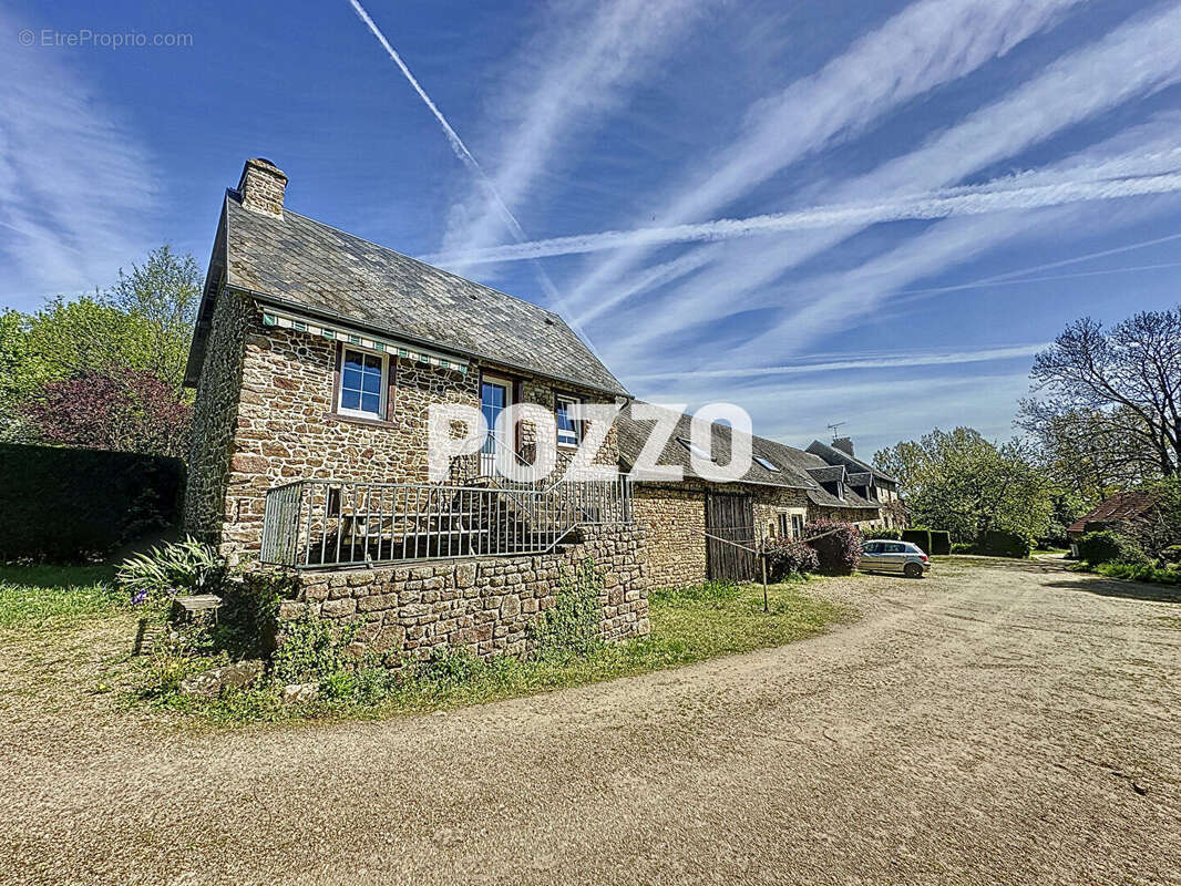 A Vendre - Le Val Saint Père - Ensemble immobilier 20 pièce(s) 450 m² - Terrain de 38000 m² libre de tout bail - photo 3