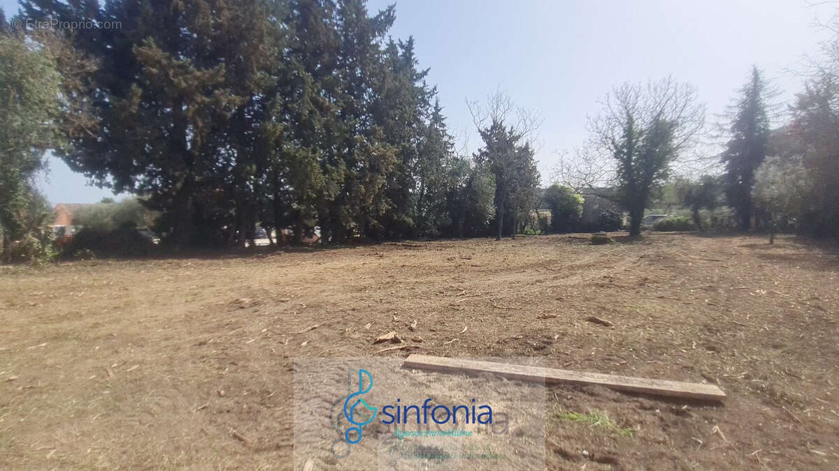 Terrain à SANILHAC-SAGRIES