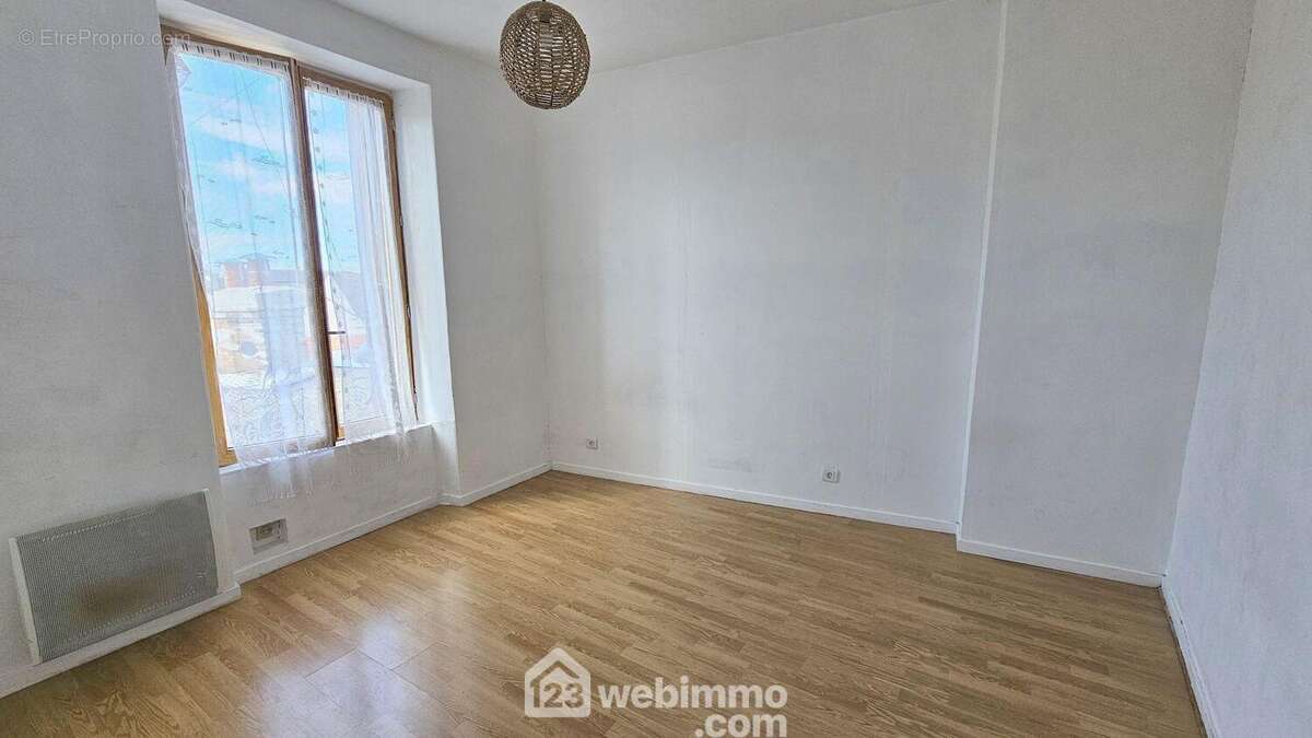 Voici le séjour lumineux de 11 m². - Appartement à MELUN
