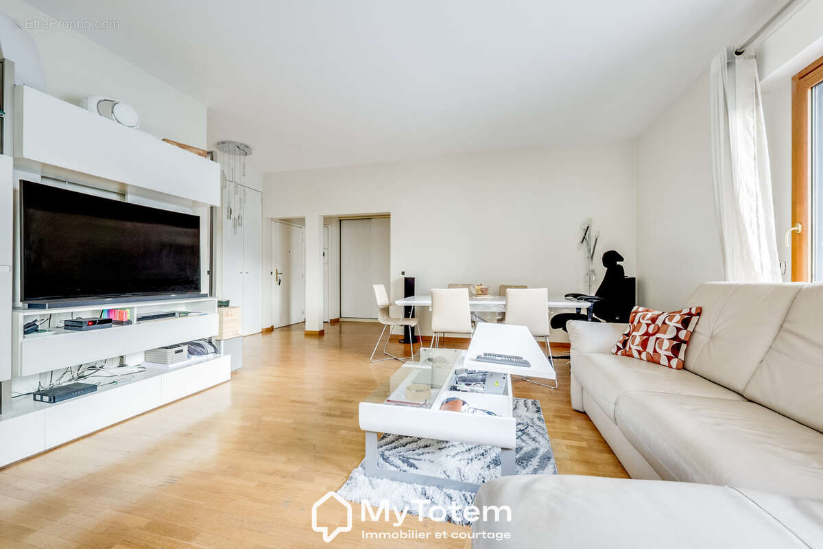 Appartement à COURBEVOIE