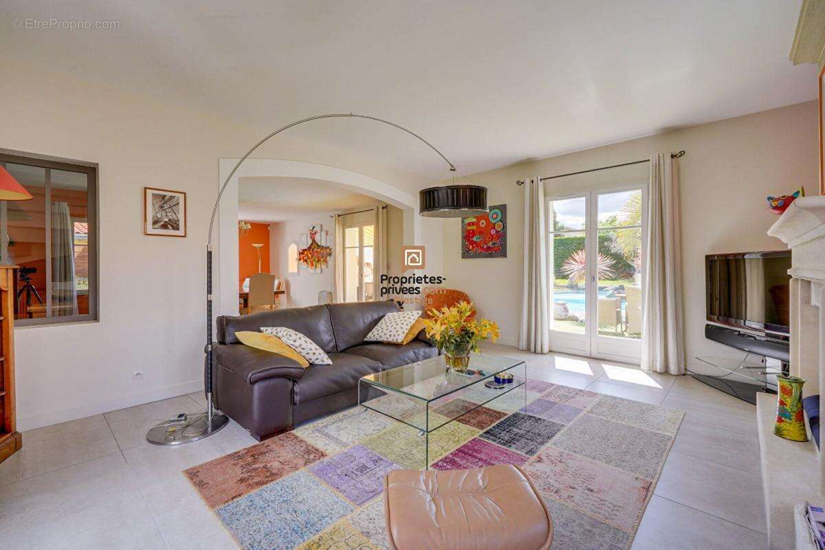 DEPT 33  Mérignac - Maison d'exception 8 pièce(s) 181 m2 avec jardin paysagé et piscine au sel chauffée - photo 11