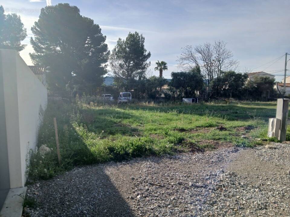 Terrain à LA FARE-LES-OLIVIERS