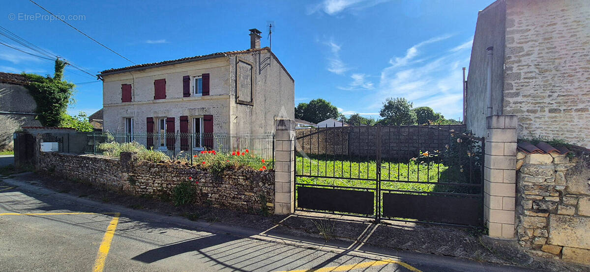 Maison à ASNIERES-LA-GIRAUD
