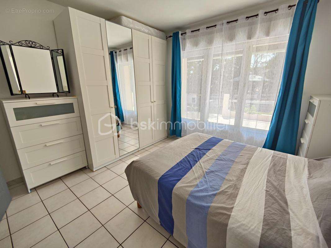 Nevian – maison de plain-pied de 130m² habitable – 4 chambres – salon avec toit cathédrale – séjour très lumineux avec cheminée  - photo 14