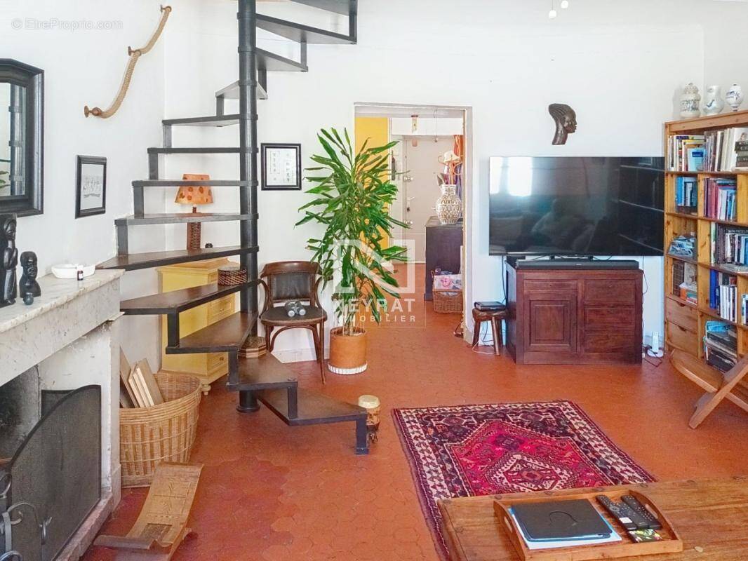 Appartement à TOURRETTES