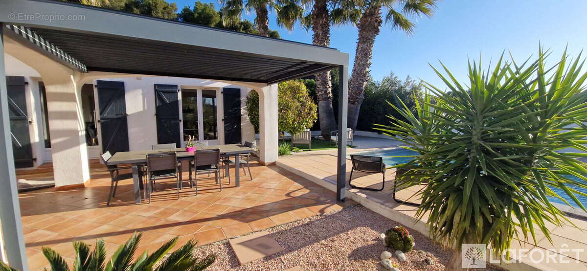 Maison à SAINT-MITRE-LES-REMPARTS