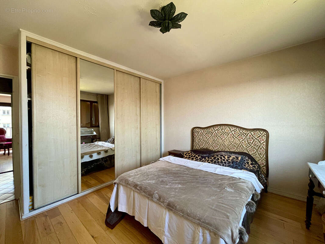 Appartement à CHARENTON-LE-PONT