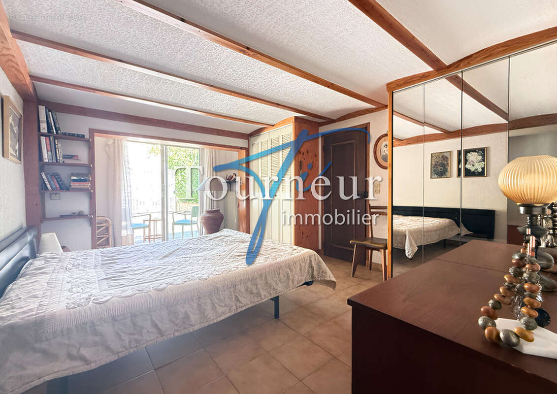Tres rare sanary hypercentre villa traditionnelle de 183m2 divisee en deux grands appartements - photo 12