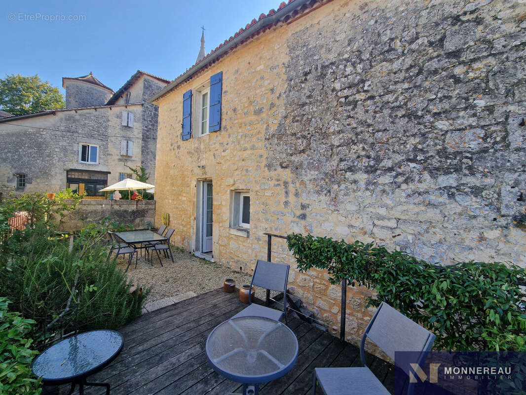 Maison à VILLEBOIS-LAVALETTE