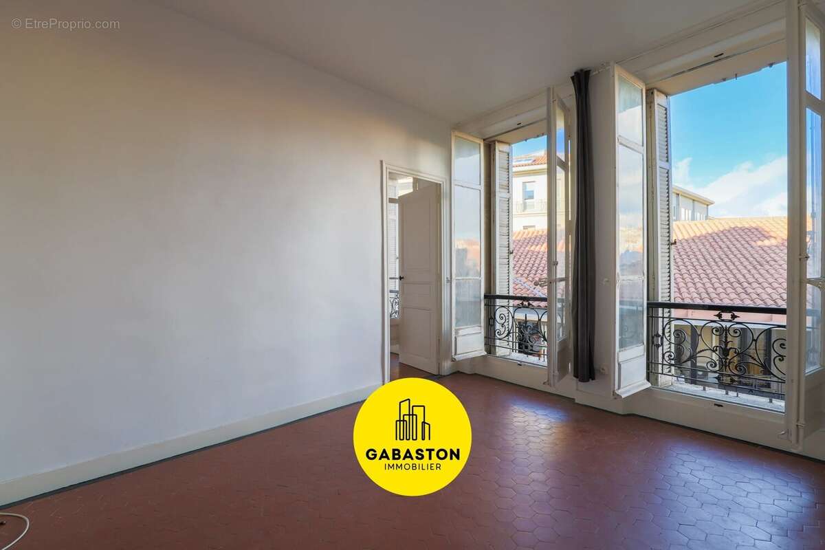 Appartement à MARSEILLE-1E