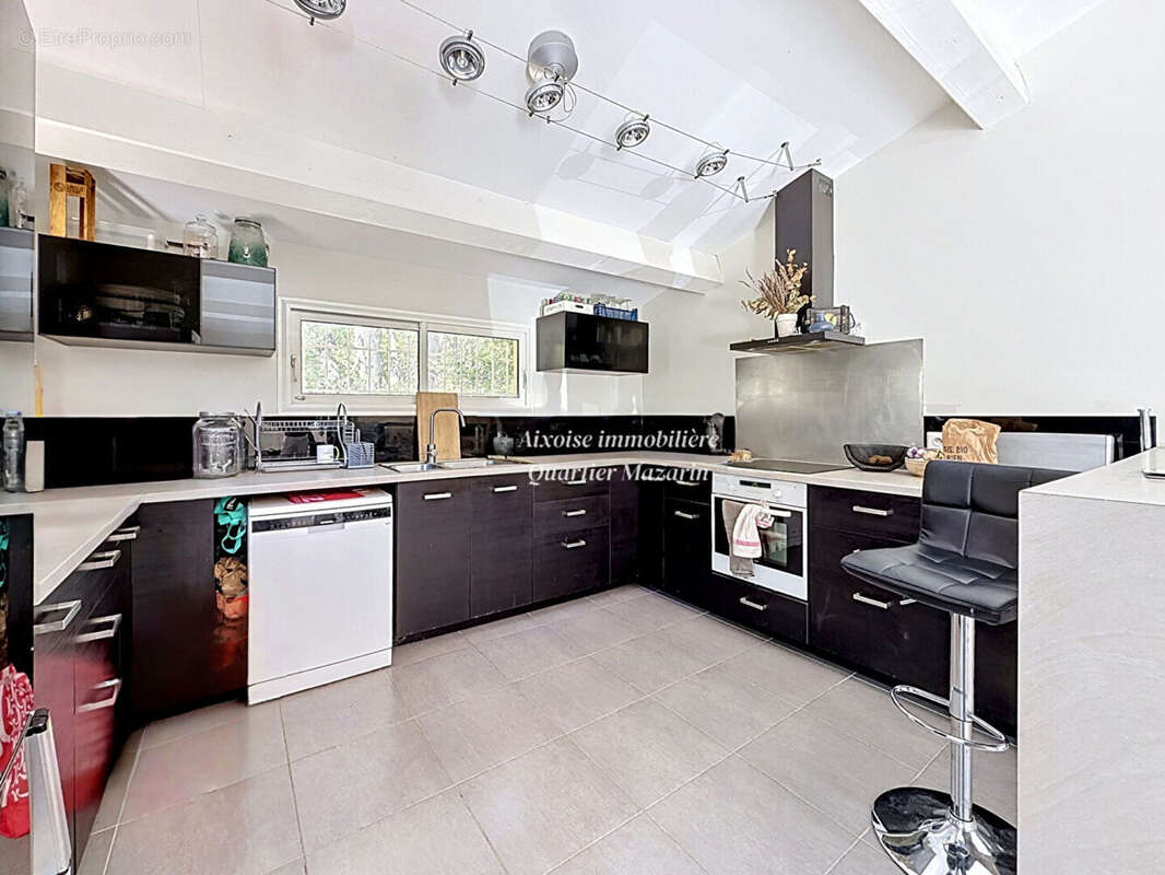 Maison 328 m² à Venelles  - photo 3