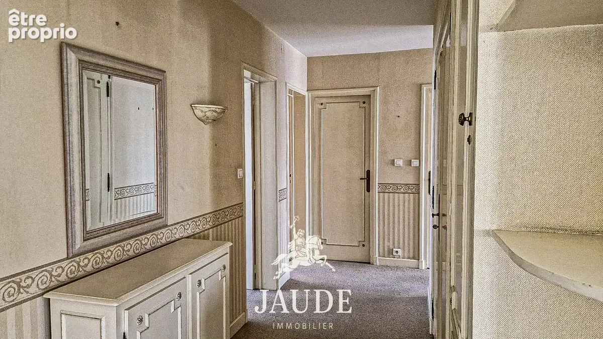 Issoire spacieux appartement t4 de 101 m2 à rafraîchir avec balcon,cave et vue sur l’abbatiale - photo 4