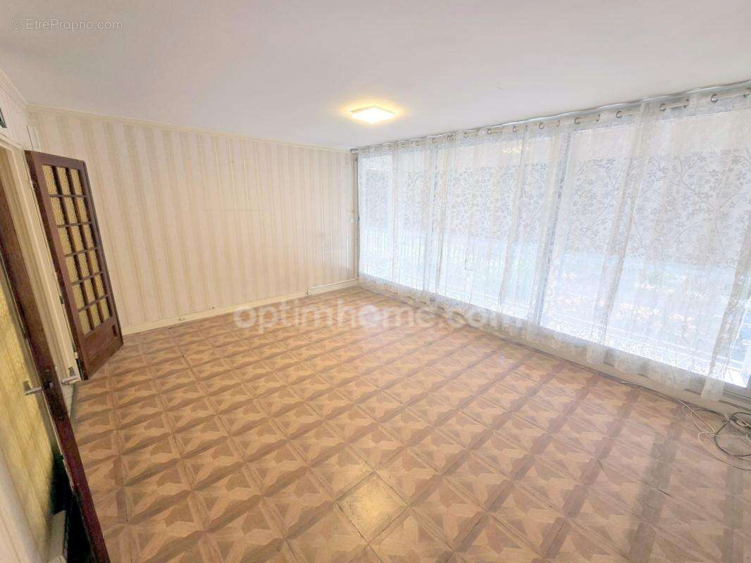Sarcelles - Place Charcot - Appartement 3 pièces - 72 m2 - Balcons - 1er étage - 142 000 € FAI - photo 3
