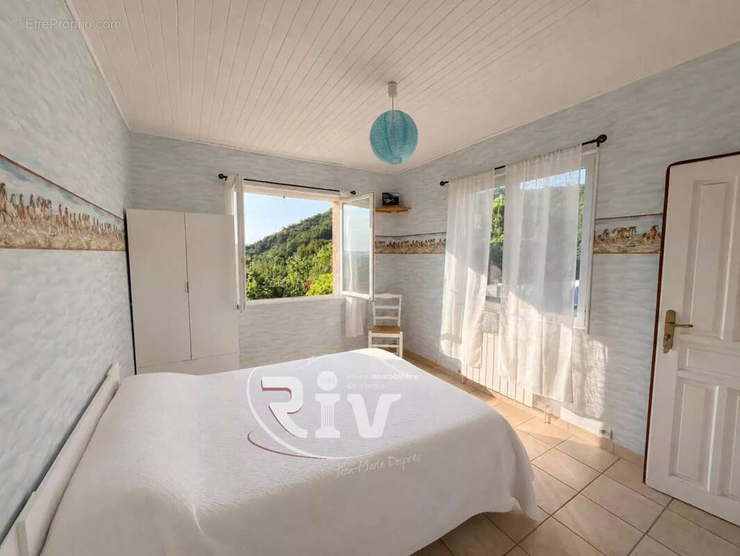 Maison de 145 m² avec piscine, grand terrain - photo 5