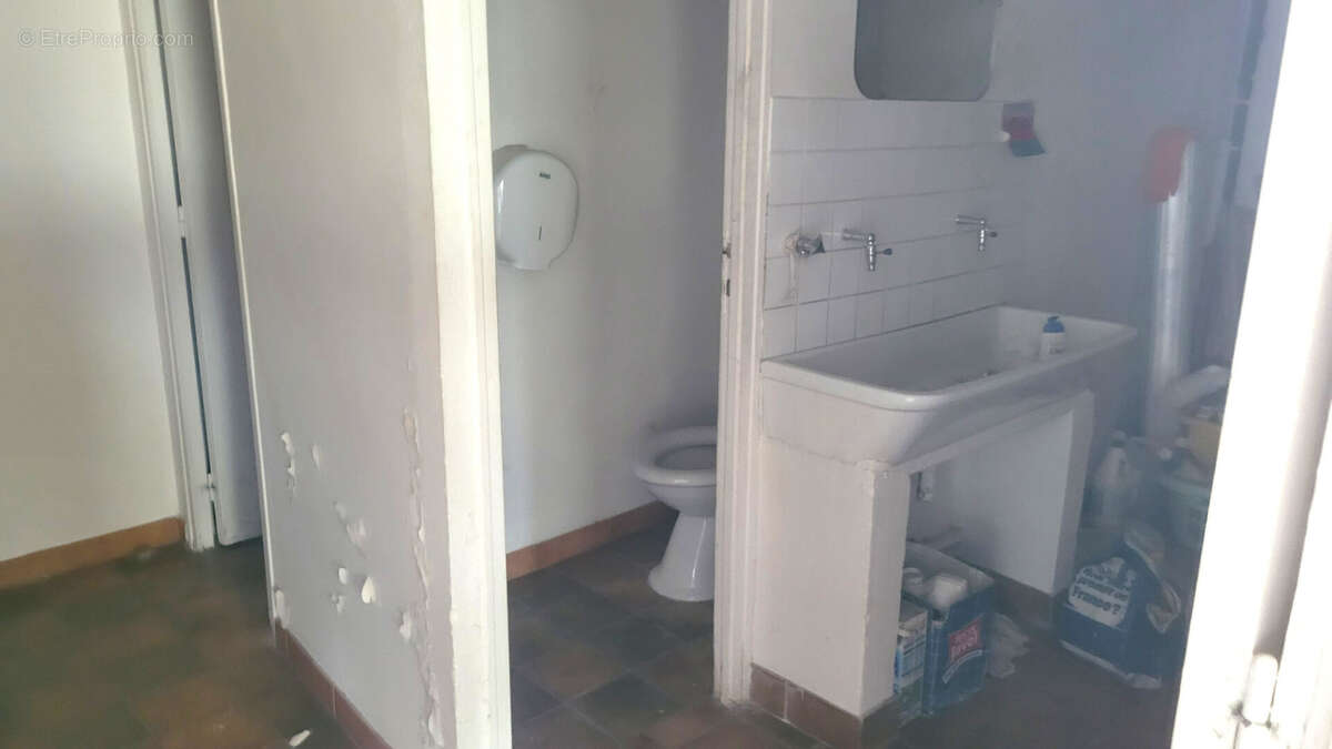 Local commercial, entrepôt, immeuble, au centre de Joigny de 1380m2 et maison d'habitation de 96m2 - photo 3
