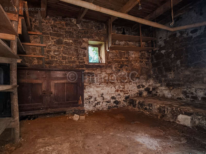 Maison en pierre à rénover avec terrain et grange - photo 10