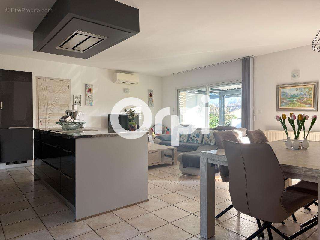 Maison à SAINT-LAURENT-DE-LA-PREE