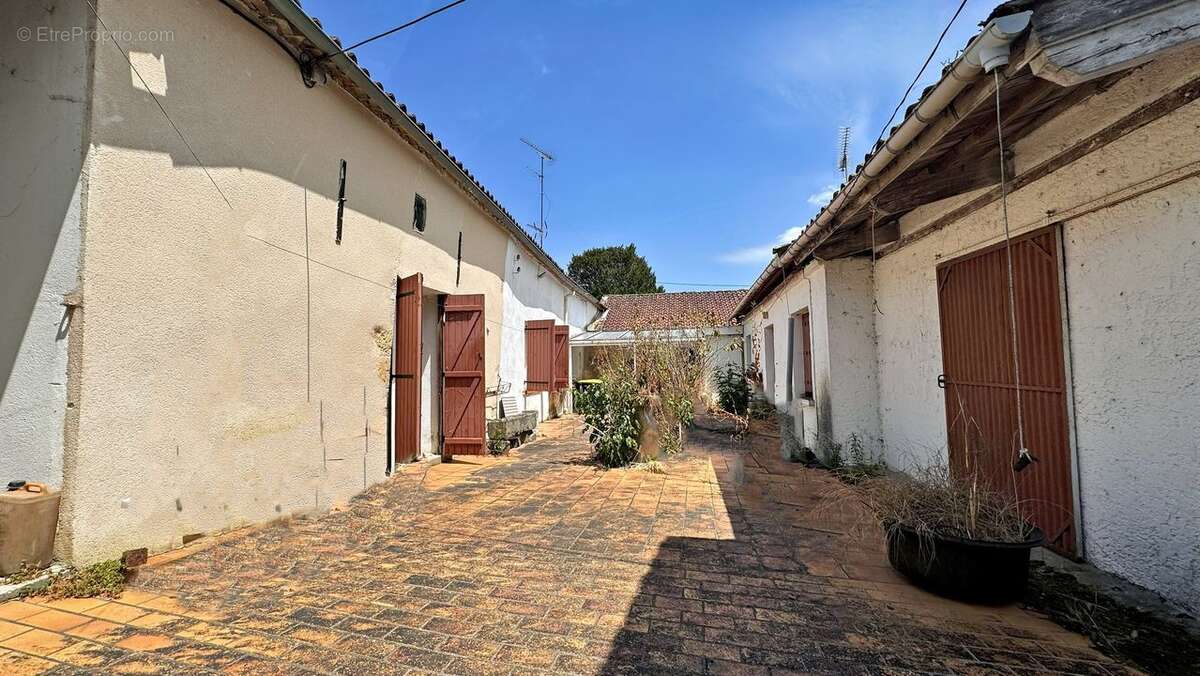 Immeuble à RUCH 33350 - photo 2