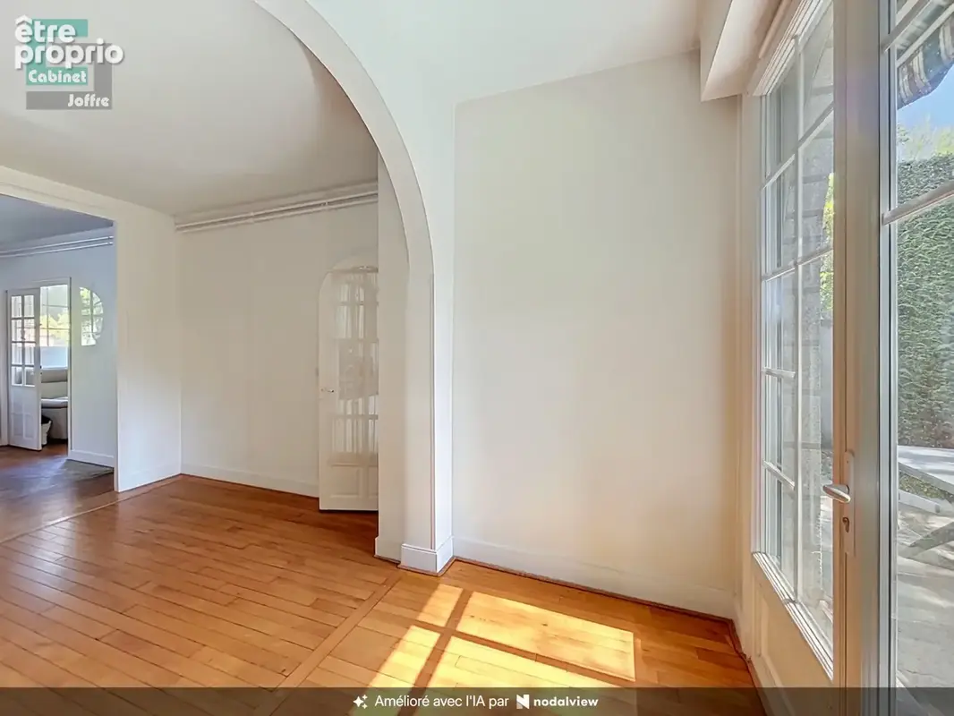 Maison familiale de 142,26 m2 en retrait de rue. Jardin. Parking. - photo 5