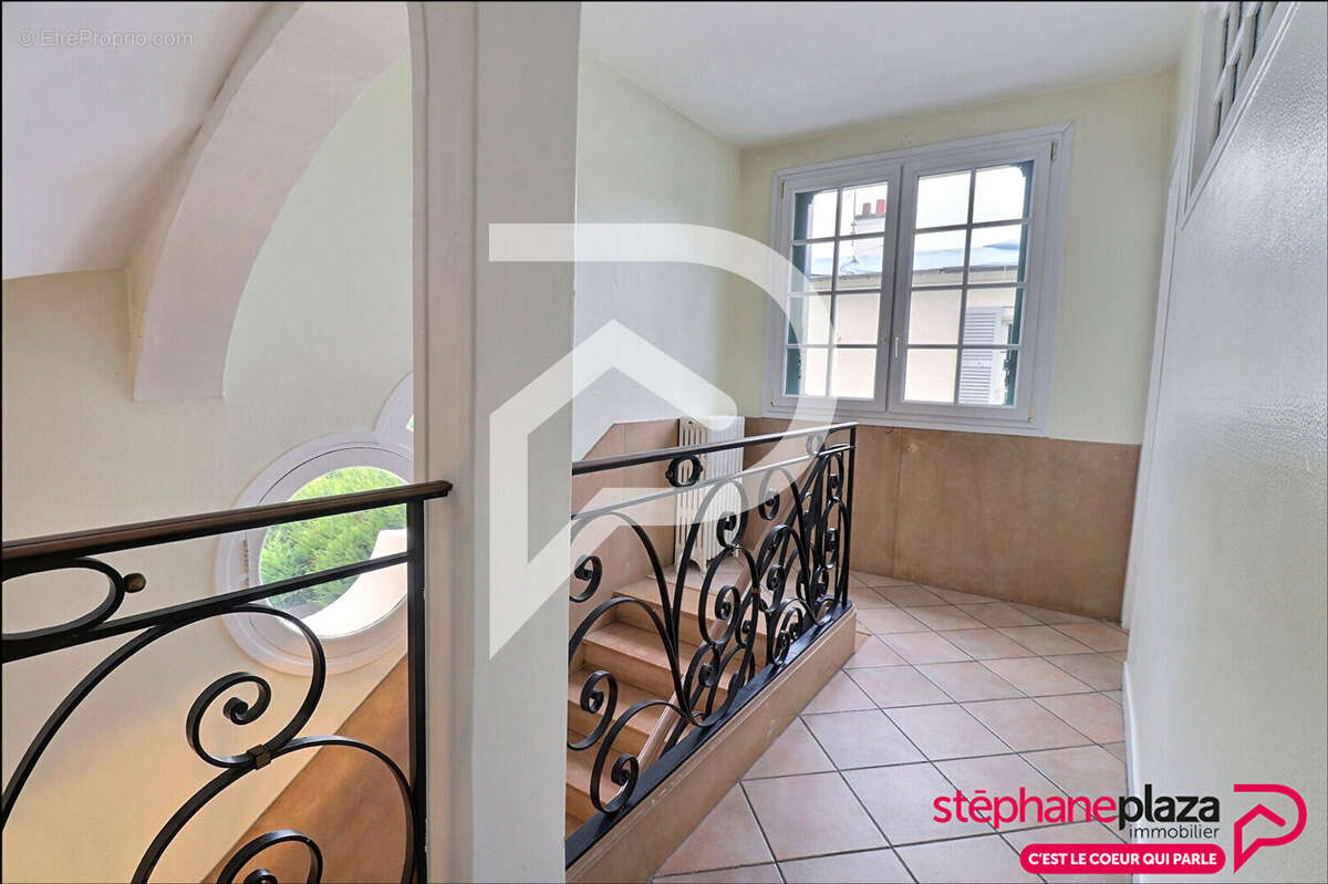 Maison à LE MESNIL-LE-ROI