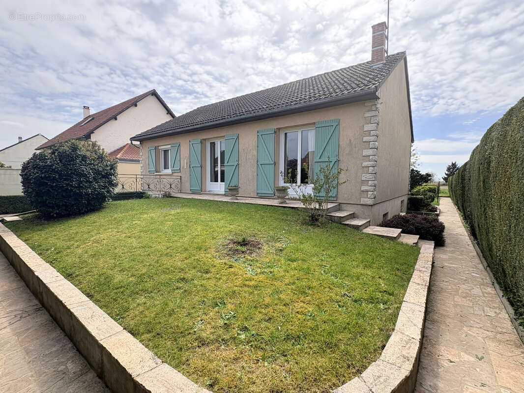 Maison à FONTAINE-LA-GUYON