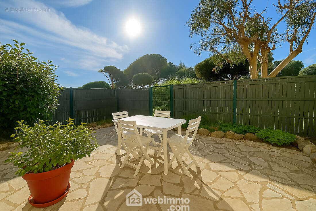Terrasse plein Sud et verdure environnante : détente et sérénité garanties. - Appartement à SAINTE-MAXIME