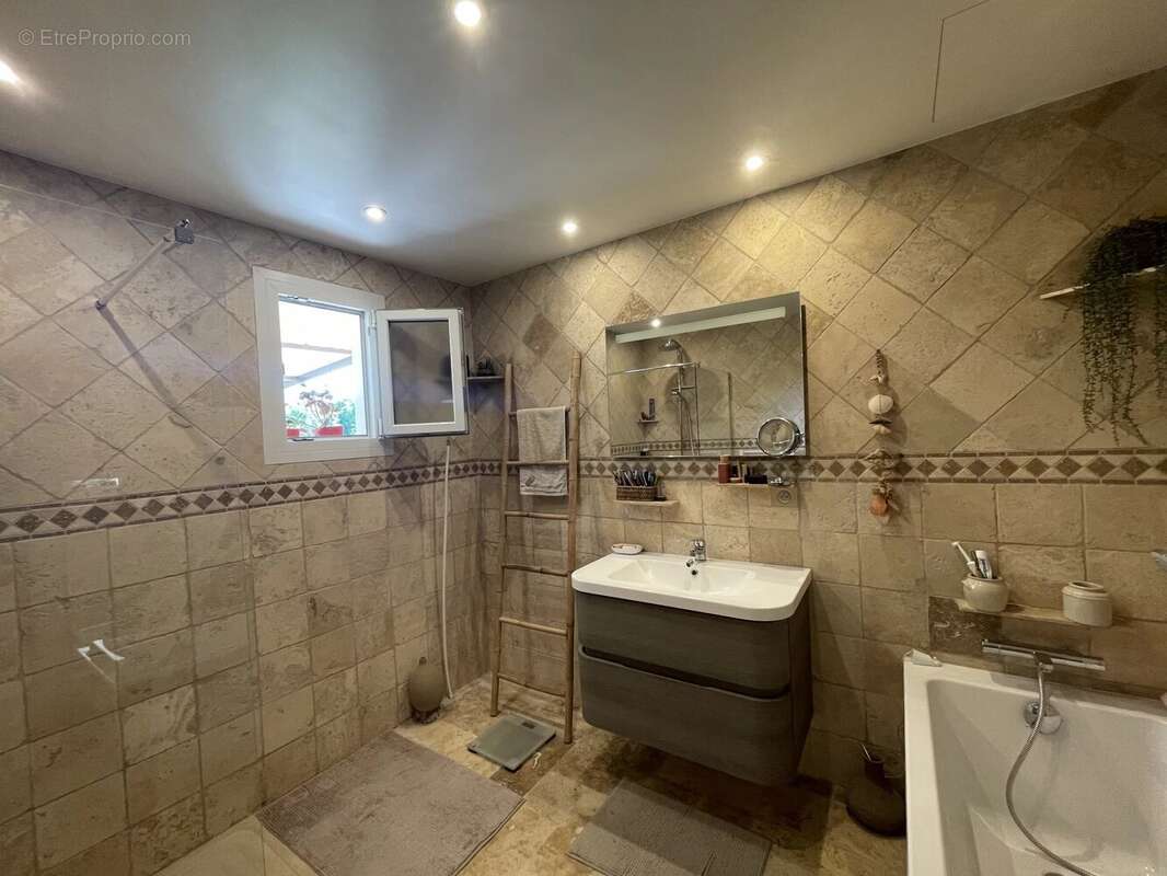 Maison à FIGANIERES