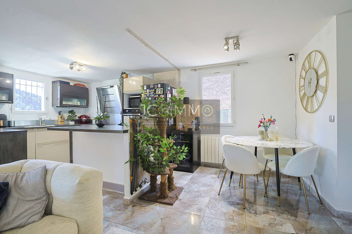 Appartement à SOLLIES-TOUCAS