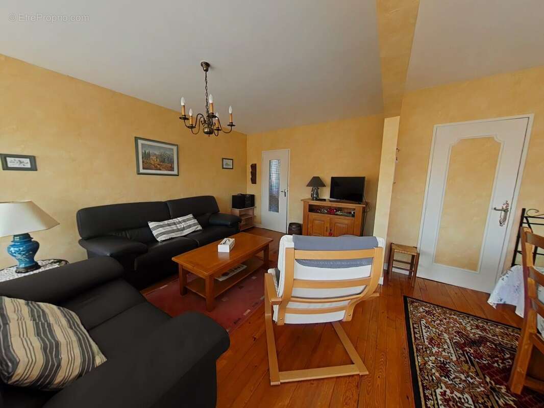 Appartement 81 m² à Saint-Etienne  - photo 2