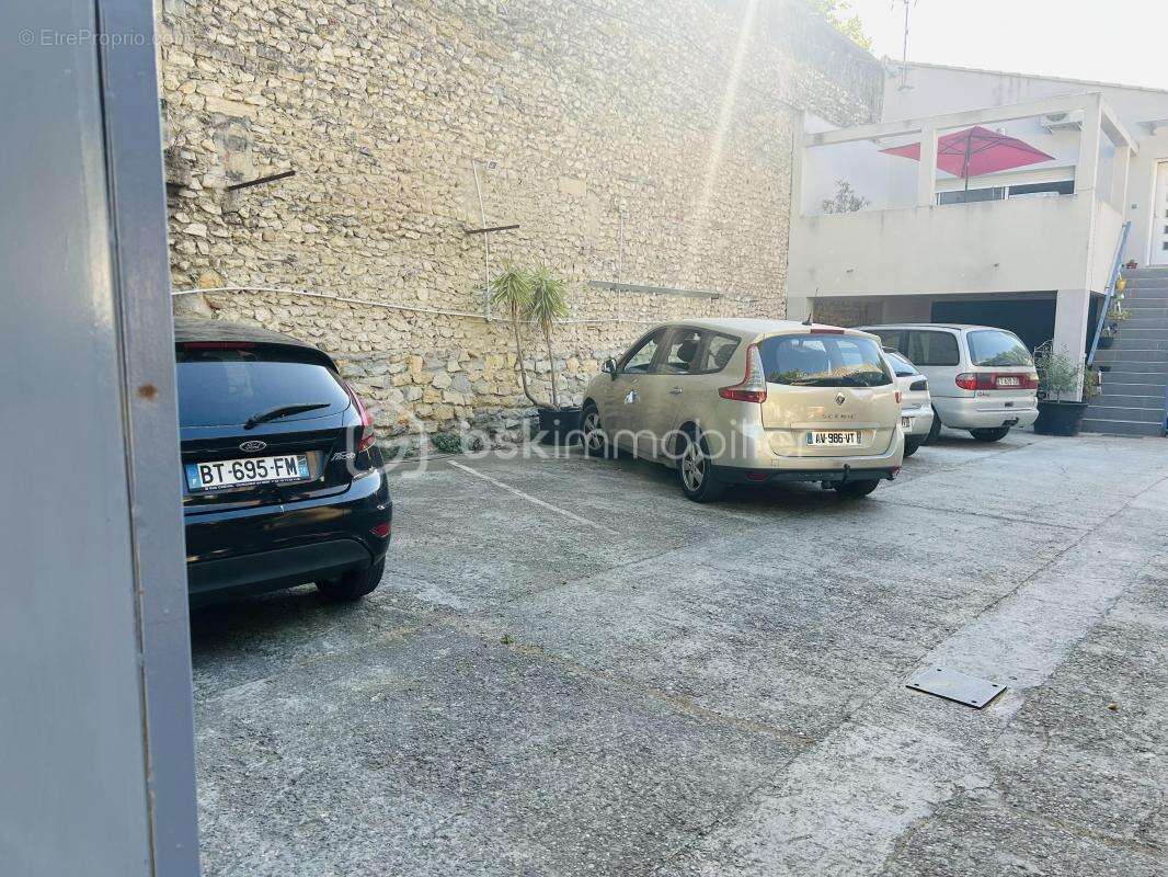 Grand ensemble immobilier de 367 m² avec terrain & Parking - photo 2