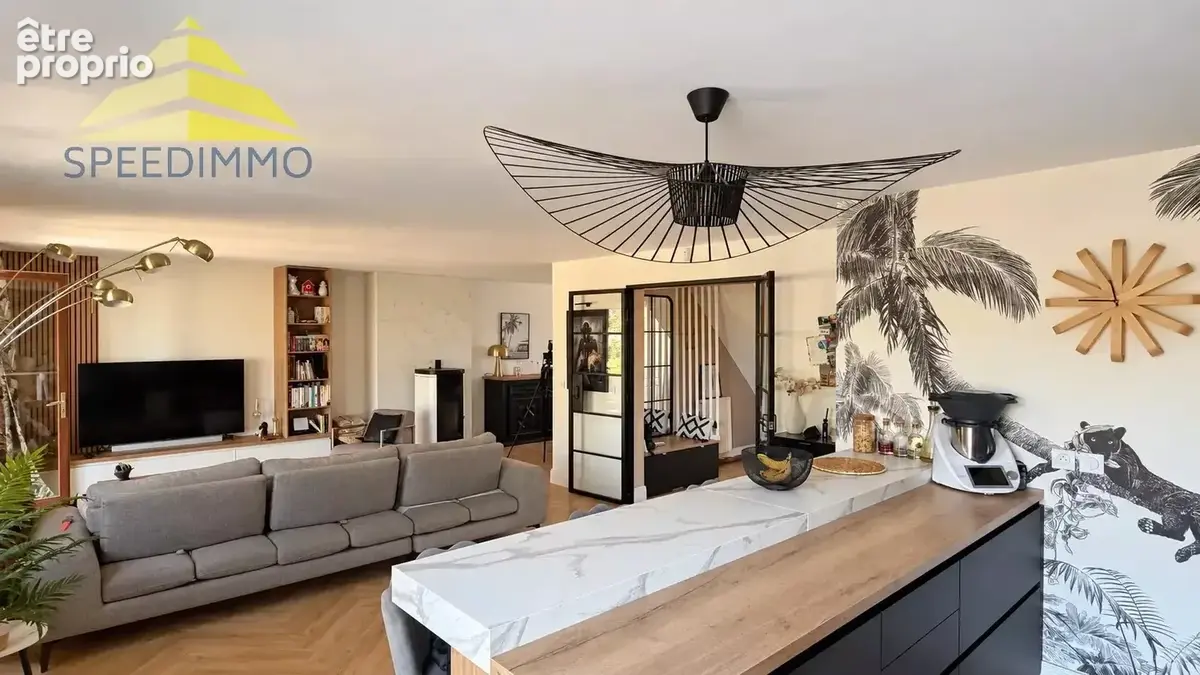 Mandres-les-Roses – Maison familiale avec piscine sur un terrain de 1 309 m² - photo 3