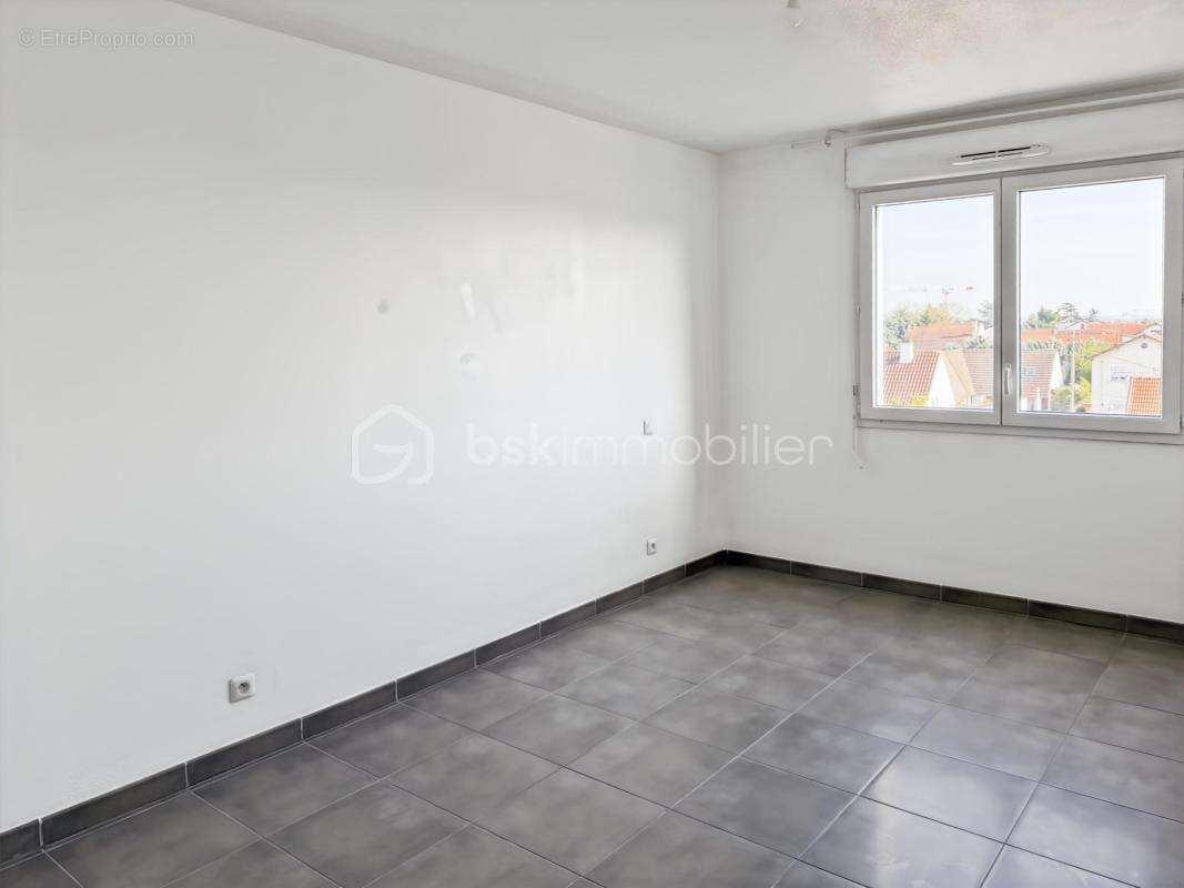F3 lumineux avec terrasse et place de parking – Le Blanc-Mesnil DPE B - photo 7